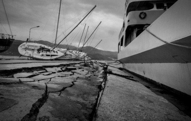 Φεύγει το πλοίο που φιλοξενούσε τους σεισμόπληκτους της Κεφαλονιάς
