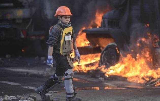 Ο μικρός «πολεμιστής» της πλατείας Ανεξαρτησίας