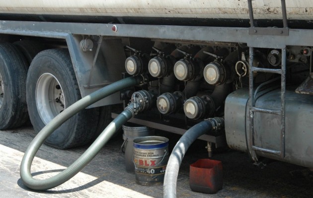 Στον εισαγγελέα ο τμηματάρχης του ΥΠΕΚΑ και 6 οδηγοί βυτιοφόρων