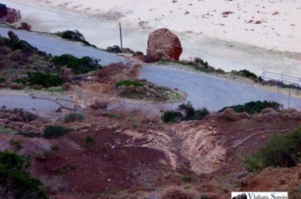 Εικόνες από την παραλία του Μύρτου – κόπηκε σε 3 σημεία ο δρόμος