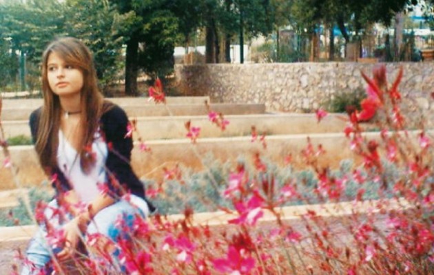 Η μητέρα της Μυρτούς επιτίθεται στον Άδωνι