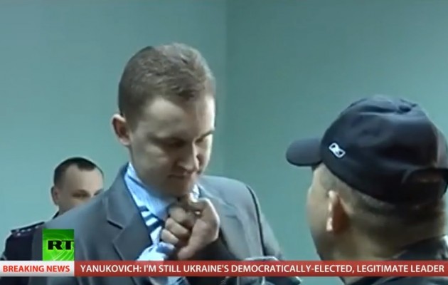 Ο αρχηγός του ναζιστικού Δεξιού Τομέα δέρνει τους υπαλλήλους του εισαγγελέα στο Κίεβο