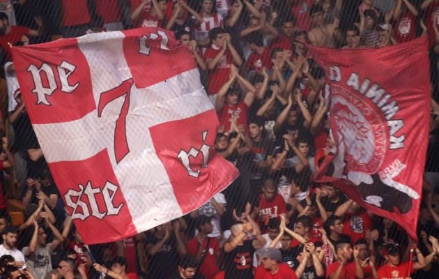 Απίστευτο! Χούλιγκαν του Ολυμπιακού ξυλοφόρτωσαν μια διμοιρία των ΜΑΤ