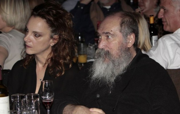 Τζίμης Πανούσης: Κοίτα μια κουκλάρα σύντροφο που έχει