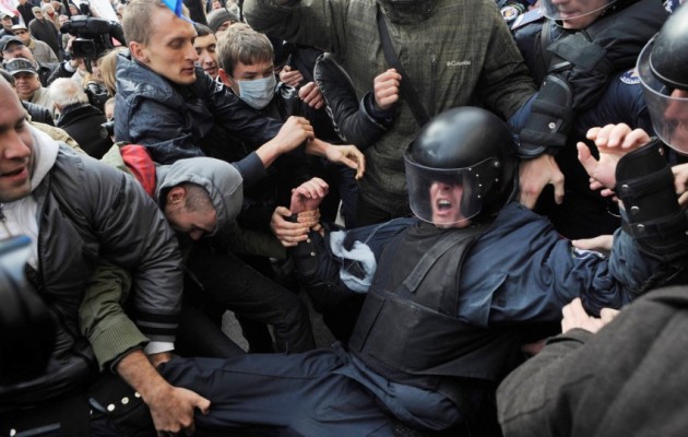 67 Ουκρανοί αστυνομικοί αιχμάλωτοι των διαδηλωτών