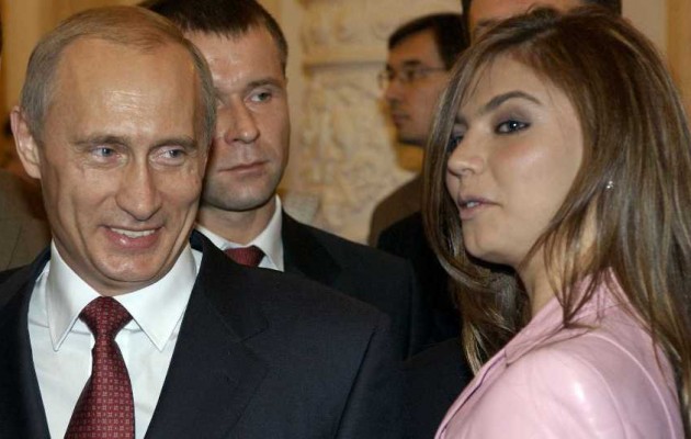 Η Καμπάγεβα πόζαρε με βέρα στο δεξί – Παντρεύτηκε τελικά τον Πούτιν;