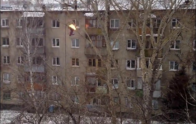 Βίντεο σοκ – Βάζει φωτιά στα ρούχα του και πέφτει από την ταράτσα