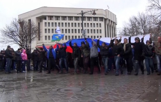 Άπλωσαν τεράστια ρωσική σημαία στη Συμφερόπολη της Κριμαίας