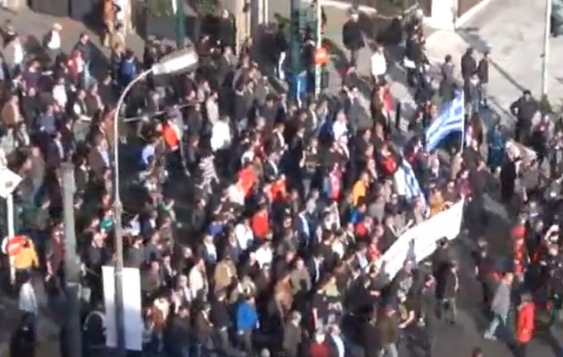 Δείτε σε βίντεο την πορεία των αγροτών στο Σύνταγμα