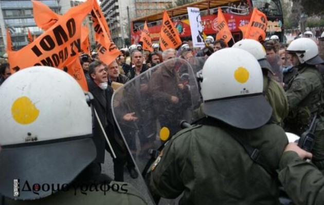 Χημικά και ένταση στο Σύνταγμα, λιποθύμησε διαδηλώτρια (εικόνες)