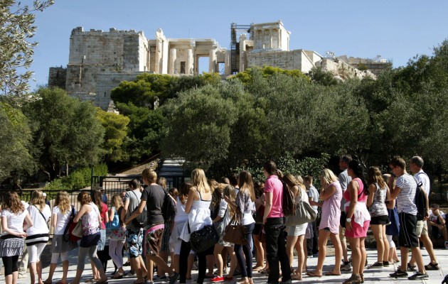 Ρώσοι, Αμερικανοί και Γερμανοί τουρίστες έσωσαν την ελληνική οικονομία