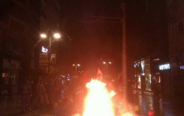 Καζάνι που βράζει η Τουρκία – Με αστυνομική βία προσπαθούν να σταματήσουν τις διαδηλώσεις κατά Ερντογάν