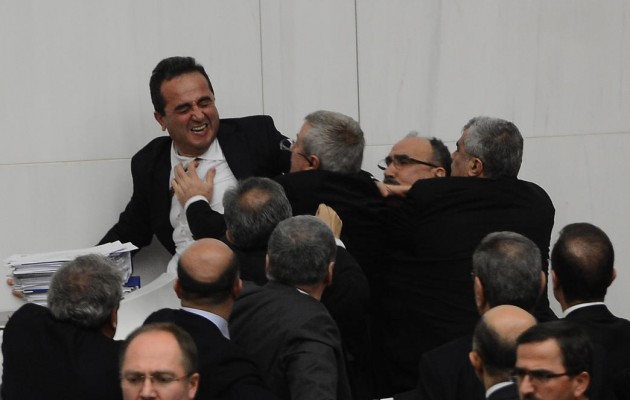 “Αγώνες πυγμαχίας” μέσα στην τουρκική Βουλή