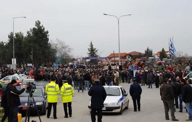 Οι αγρότες κλείνουν τις εθνικές οδούς