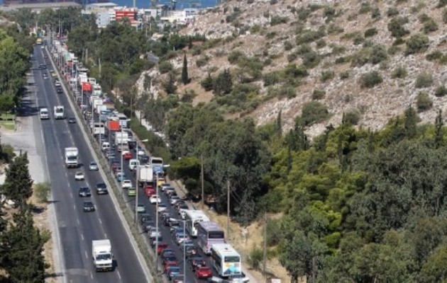 Κλείνουν την Εθνική Οδό οι εργαζόμενοι της Χαλυβουργικής