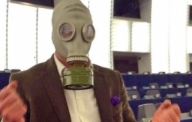 Έλληνας ευρωβουλευτής με αντιασφυξιογόνο μάσκα στο Ευρωκοινοβούλιο