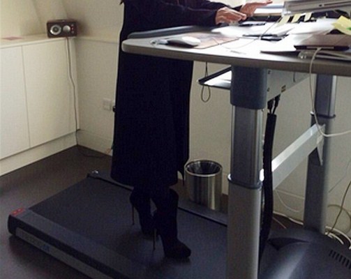 Πασίγνωστη τραγουδίστρια γυμνάζεται με τα… τακούνια της!