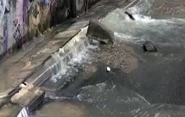 Κυκλοφοριακό χάος στη λεωφόρο Αθηνών, έσπασε αγωγός της ΕΥΔΑΠ