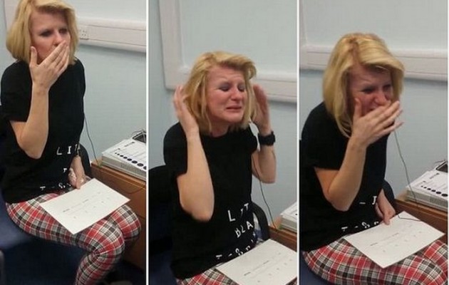 Το συγκινητικό βίντεο με την αντίδραση 40χρονης που ακούει για πρώτη φορά στη ζωή της