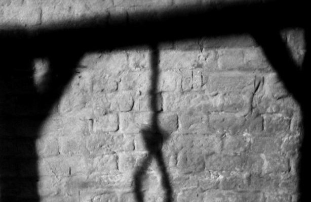 Τον βρήκε απαγχονισμένο ο γιος του