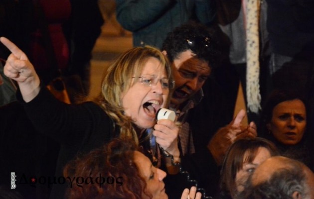 Απολυμένοι καθηγητές διαδηλώνουν έξω από το Υπουργείο Διοικητικής Μεταρρύθμισης