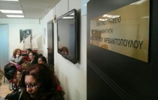 Κατάληψη στο γραφείο του υπουργού Παιδείας (εικόνες και βίντεο)