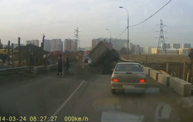 Ρωσία: Άνοιξε τρύπα στον δρόμο κινδύνεψαν οι οδηγοί