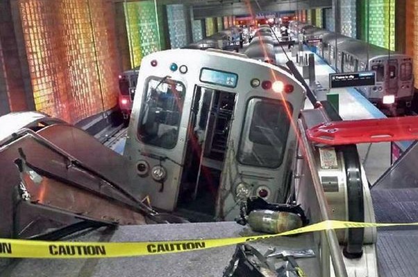 Σικάγο: Βίντεο από τον εκτροχιασμό του μετρό όπου τραυματίστηκαν 30 επιβάτες