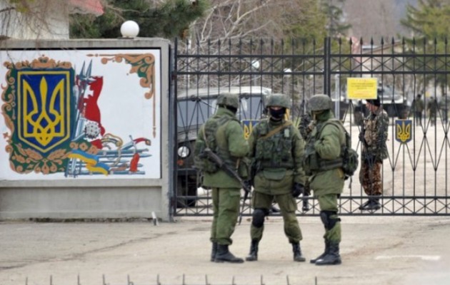 Κατάληψη ενός ακόμα στρατιωτικού αεροδρομίου στη Κριμαία