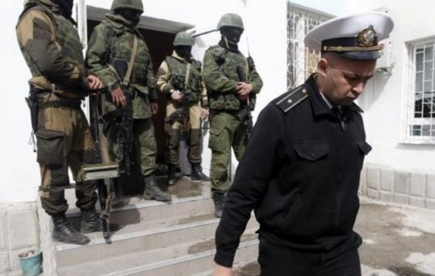 Ύψωσαν τη ρωσική σημαία στην βάση της Ουκρανίας στη Σεβαστούπολη