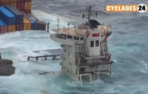 Κύματα σκεπάζουν το τουρκικό πλοίο που προσάραξε στη Μύκονο (νέο βίντεο)