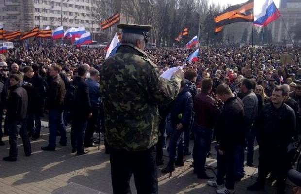 Ένταση στο Ντονέτσκ – Χιλιάδες Ρώσοι διαδηλώνουν υπέρ του δημοψηφίσματος