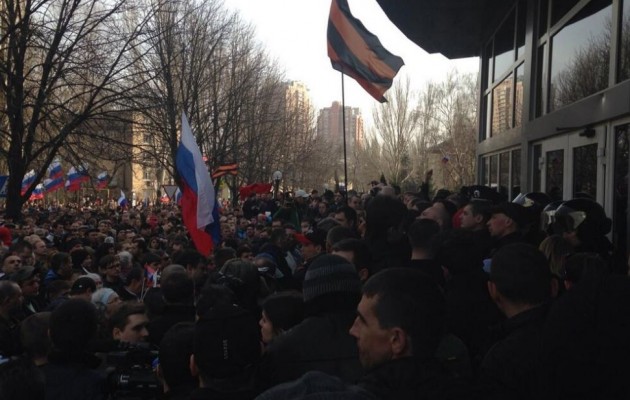 Έκτακτη είδηση: Ρώσοι διαδηλωτές κάνουν έφοδο στα κεντρικά της αστυνομίας στο Ντονέτσκ