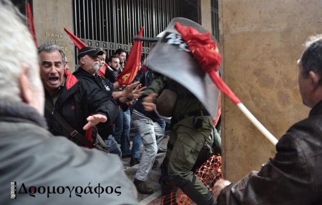 Άγρια μάχη ΚΚΕ και ΜΑΤ στο κέντρο της Αθήνας – Τραυματίας ευρωβουλευτής