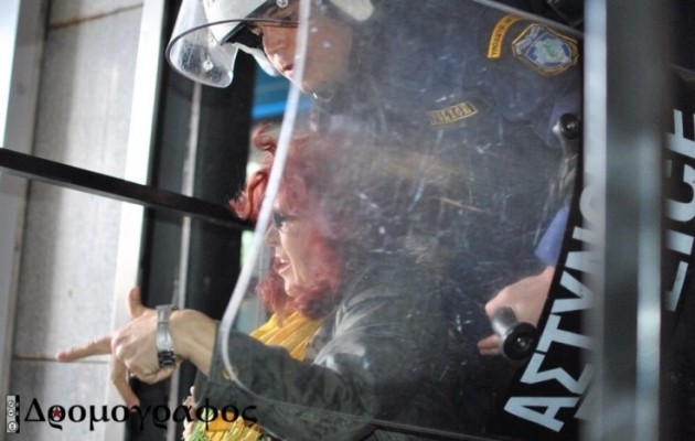 Δείτε κάτι… άνδρες! Τα ΜΑΤ επιτέθηκαν στις καθαρίστριες