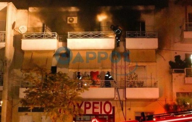 Πολυκατοικία τυλίχτηκε στις φλόγες στο κέντρο της Καλαμάτας!