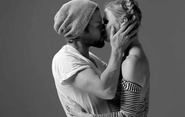 20 άνθρωποι άγνωστοι μεταξύ τους δίνουν το “Πρώτο φιλί” μπροστά στην κάμερα