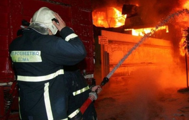 Μεγάλη πυρκαγιά από έκρηξη σε κατάστημα στη Ν. Ερυθραία