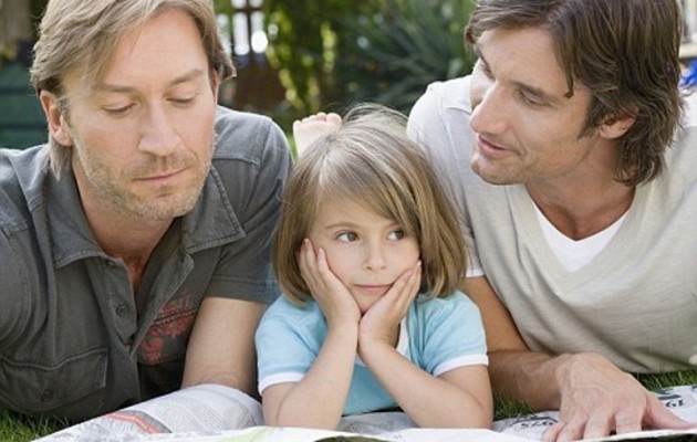 Γερμανία: Ομοφυλόφιλοι θα μπορούν να υιοθετούν παιδιά του συντρόφου τους