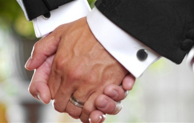 Μετά τα μεσάνυχτα αρχίζουν οι γάμοι ομοφυλοφίλων στη Βρετανία