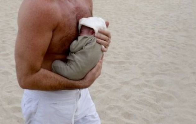 Δεν πρόλαβε να σαραντίσει ο μπόμπιρας και τον πήγε στην παραλία