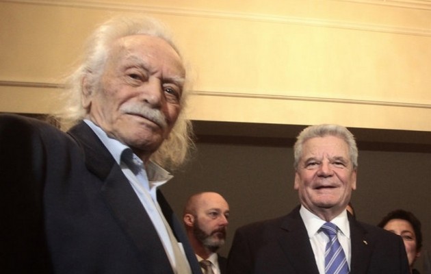 Μανώλης Γλέζος: Αποδεκτή η συγγνώμη αλλά μας χρωστάτε 162 δισεκατομμύρια ευρώ χωρίς τους τόκους