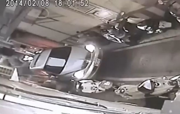 Απίστευτο βίντεο: Γυναίκα οδηγός με μεγάλο αυτοκίνητο θέλει να περάσει από… στενό δρόμο