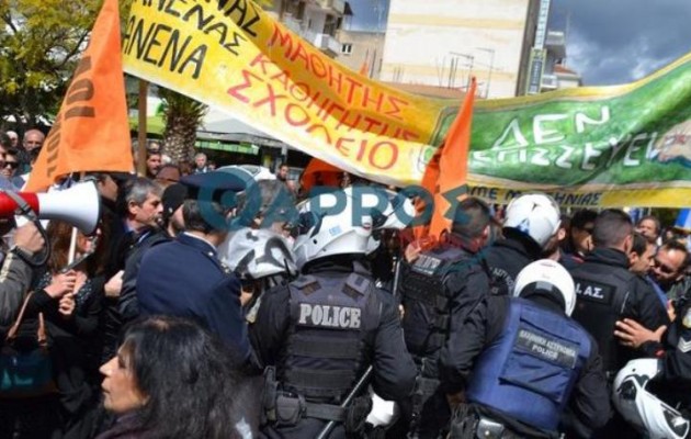 Ήρθαν στα χέρια στην Καλαμάτα ΜΑΤ και διαδηλωτές στο τέλος της παρέλασης