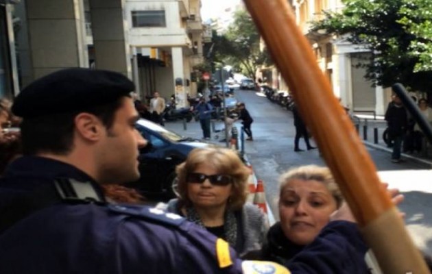 Καθαρίστρια άρπαξε το γκλομπ ΜΑΤατζή (εικόνα)