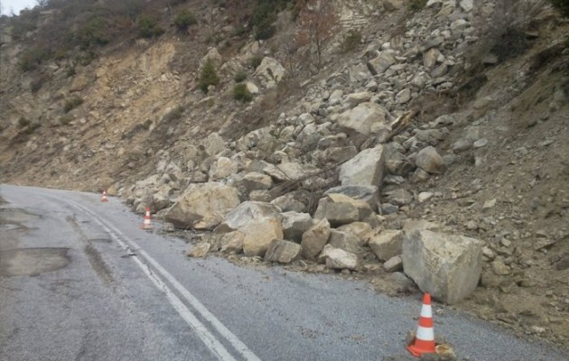 Κατολίσθηση στην Κακιά Σκάλα, κλειστή η παλιά Εθνική οδός