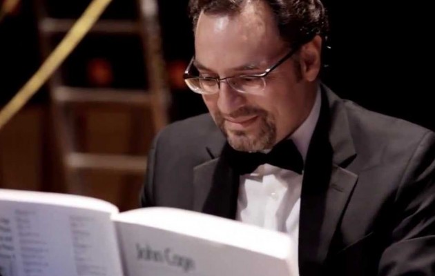 Δείτε ποιος είναι ο  διάσημος πιανίστας που θα “διευθύνει” το ΝΕΟ ΚΟΜΜΑ