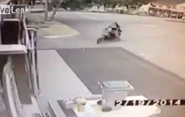 Αυτά παθαίνεις όταν οδηγείς μηχανή με… τα φρένα σπασμένα (βίντεο)