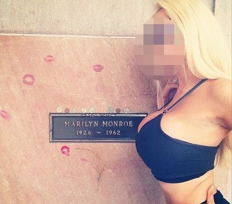 Απίστευτο! Πόζαρε πάνω από τον τάφο της Μέρλιν Μονρόε με το… (εικόνα)