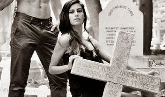 Μοντέλα από την Τουρκία ποζάρουν πάνω σε τάφους Ελληνοκυπρίων (εικόνες)